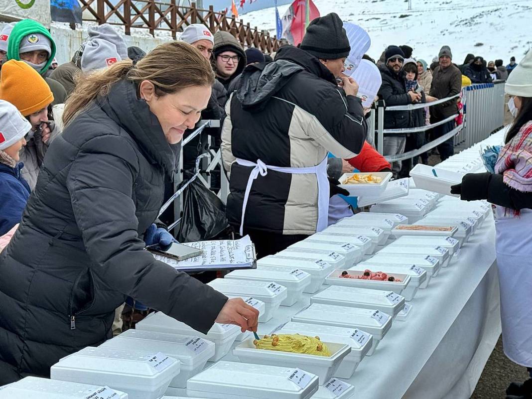 Dünyanın en fazla çeşidi olan dondurması hayrete düşürdü! Guinness Rekorlar Kitabı'na adını yazdırdı 10